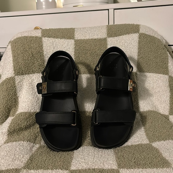 Trendy Black Flat Sandals - Picture 1 of 3